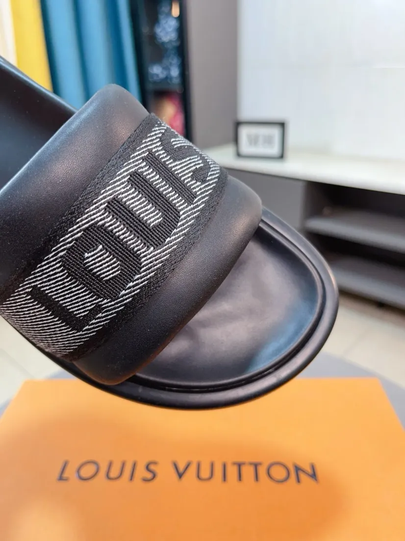 Ex-factory price 360🌹🌹 (lv-Louis Vuitton) New men's slippers, high-end boutique, exquisite embossed logo decoration on the upper, fine workmanship, super soft soles, casual, loose and comfortable, a must-have in summer! \nsize：38-44
